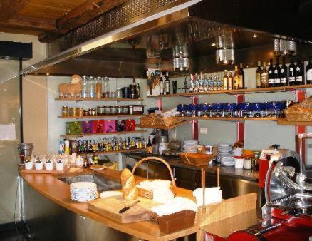 Chez Gilles Hotel Resto Bar Sa La Chaux De Fonds Екстер'єр фото